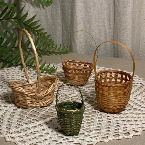 12 Miniature Small Woven Baskets - Picture 4 of 16
